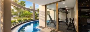 Hồ bơi và phòng gym trong toà căn hộ