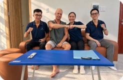 Nhân viên Haviland chốt hợp đồng thuê cùng khách hàng